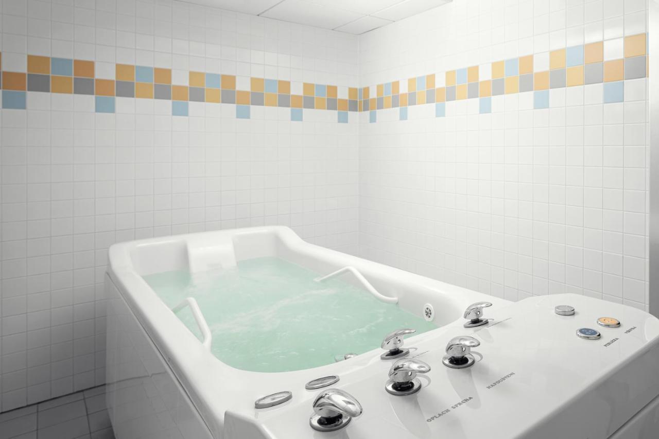 Harvey Spa Hotel Františkovy Lázně Buitenkant foto A whirlpool bath