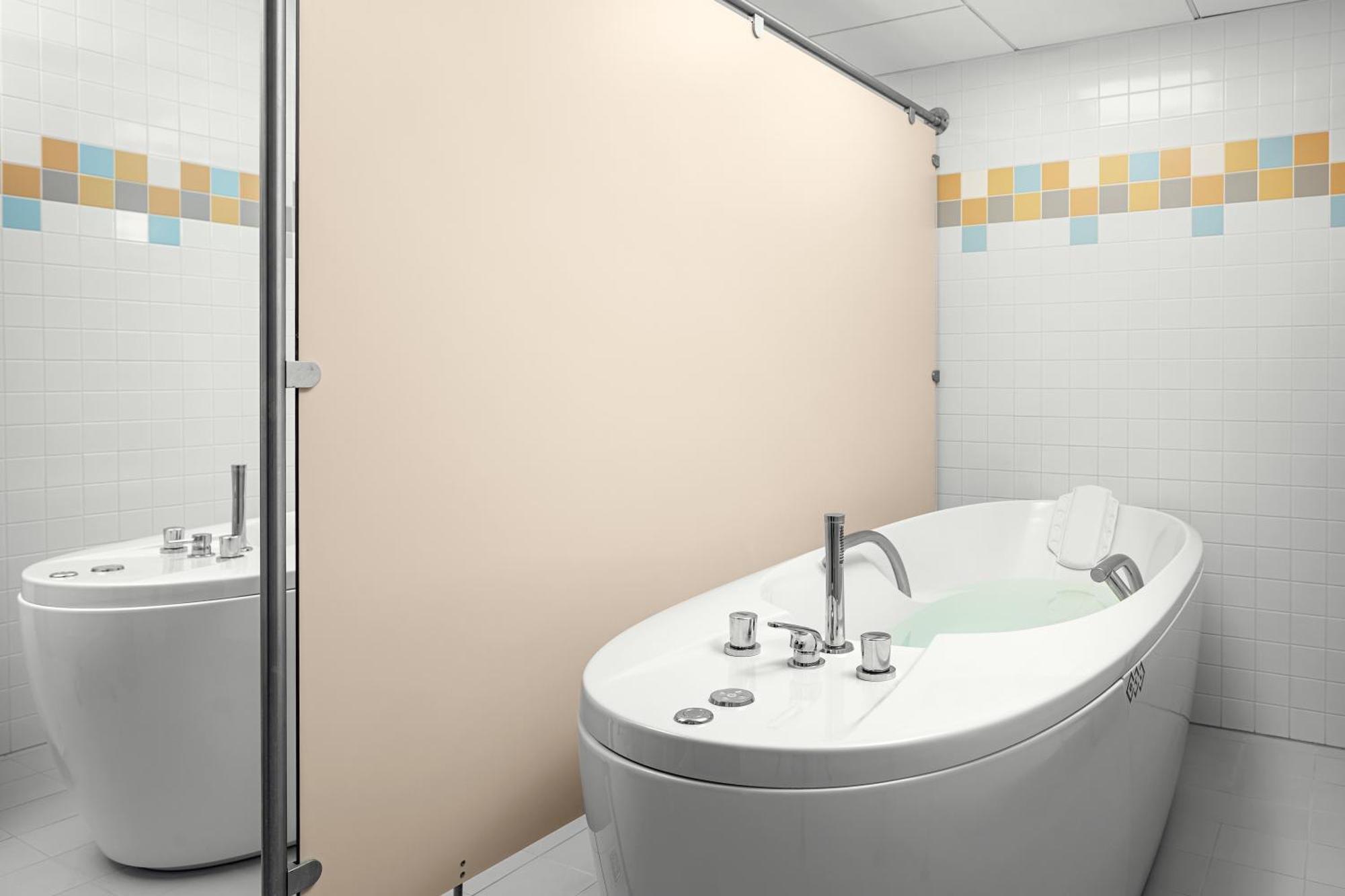 Harvey Spa Hotel Františkovy Lázně Buitenkant foto A modern bathroom