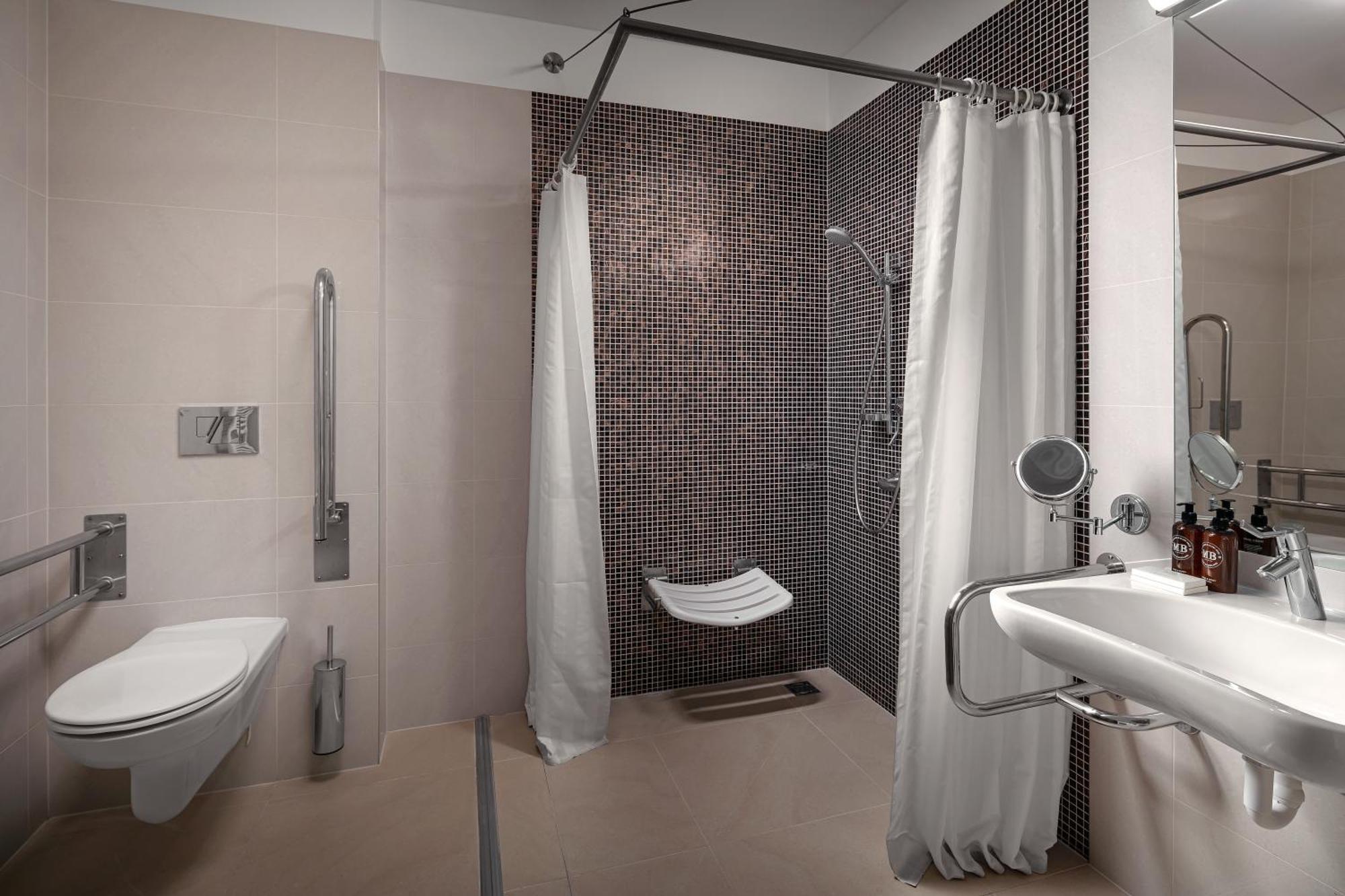 Harvey Spa Hotel Františkovy Lázně Buitenkant foto A wet room