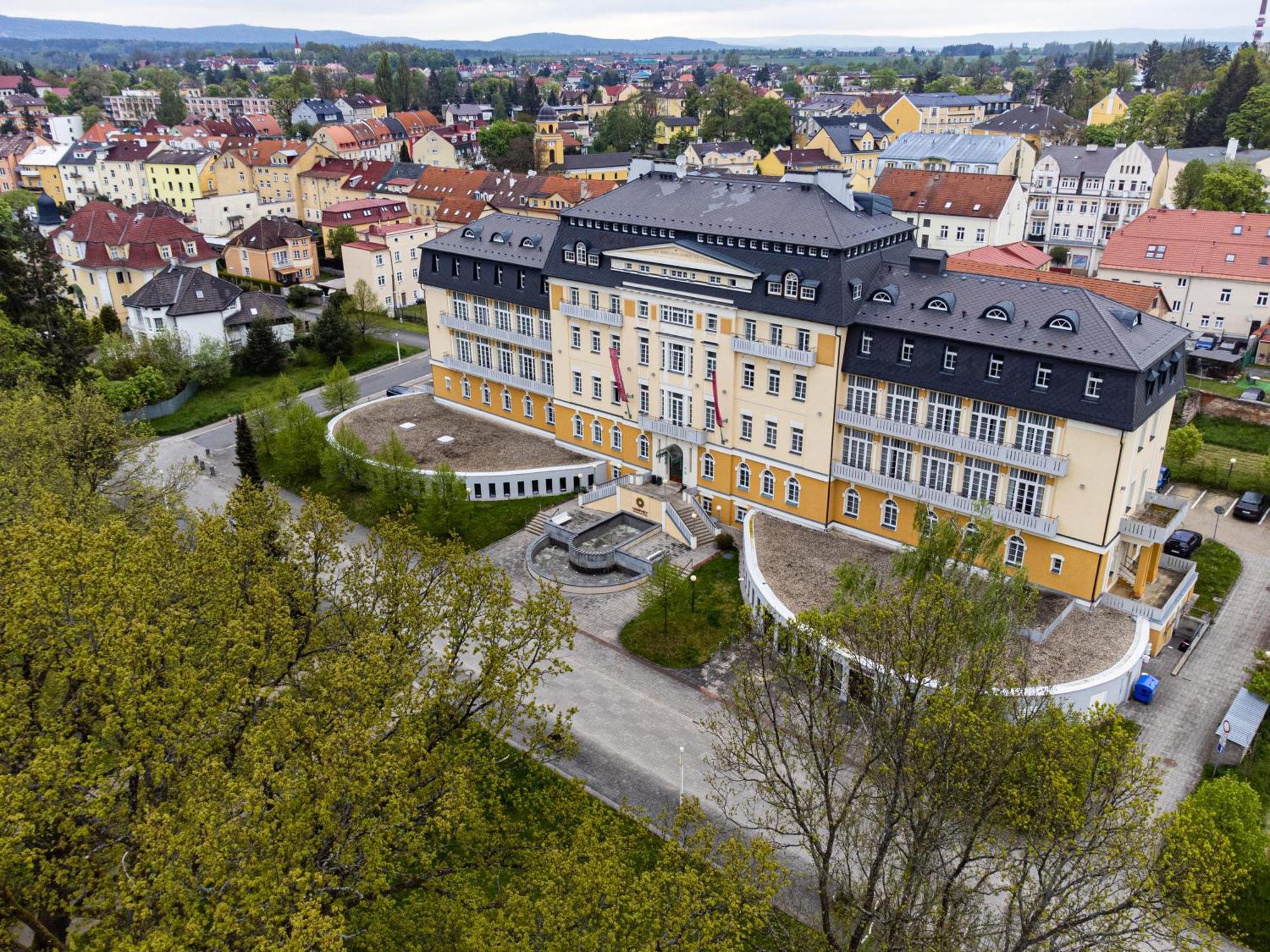 Harvey Spa Hotel Františkovy Lázně Buitenkant foto Aerial view of the German National Academy for Public Health at the Robert Koch Institute