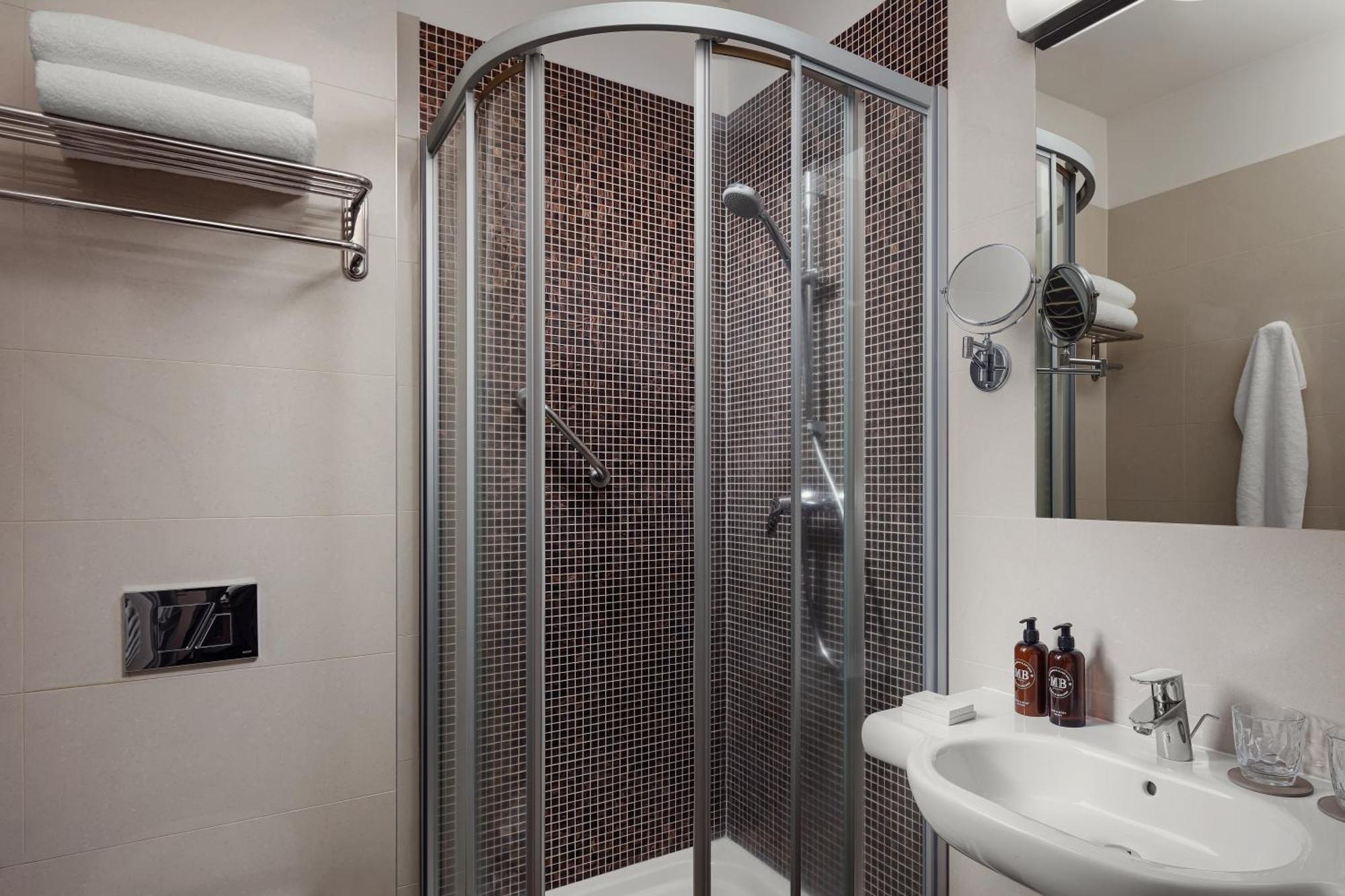 Harvey Spa Hotel Františkovy Lázně Buitenkant foto A shower cubicle